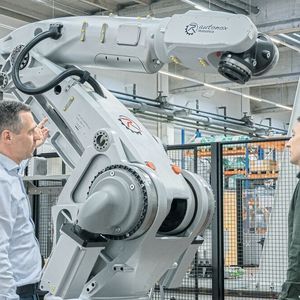 Steuerungen von Keba arbeiten mit sämtlichen industriell üblichen Robotermechaniken perfekt zusammen (im Bild: Clemens Ratajczak (li.), Betriebsleiter bei Autonox Robotics, im Gespräch mit Léopold Hurst, Projekingenieur bei Keba).(Bild:  Autonox)