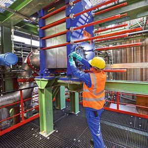 Einbau eines der insgesamt acht halbverschweißten Plattenwärmetauscher von Alfa Laval