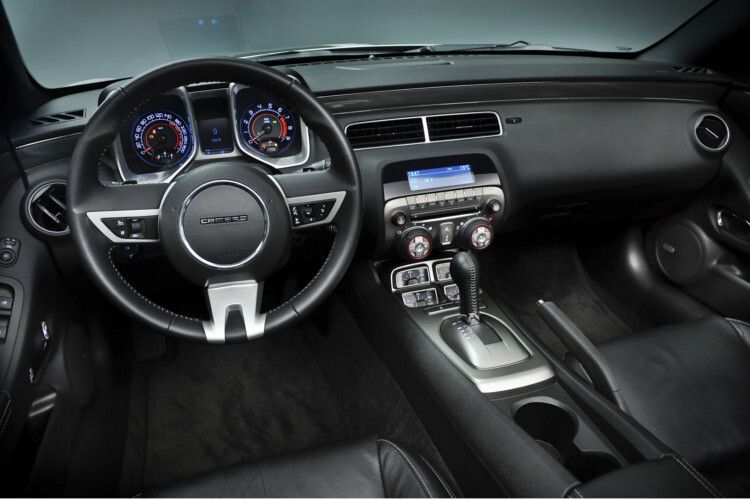 Auch innen kann der Serien-Camaro nicht ganz mit dem Sondermodell mithalten.... (Chevrolet)