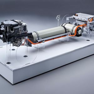 Ein Antriebsstrang eines Wasserstoff-Brennstoffzellenfahrzeugs mit Brennstoffzelle (links), Drucktanks für den Wasserstoff, Elektromotor (rechts) und dem darüber montierten Puffer-Akku.(Bild:  Daniel Kraus/BMW)