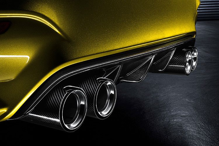 Die beiden CFK-Endrohrpaare werden von der Heckschürze eingefasst. (Foto: BMW)