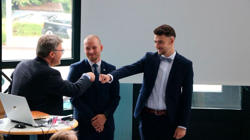 Achim Kreyenpoth (von links) von der BDK gratulierte den Absolventen Pascal Wagner und Oscar Seidel für ihre besonderen Leistungen. (Bild: BFC)