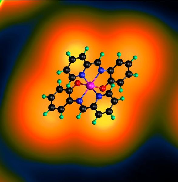 Das im Experiment verwendete Eisen(III)-Spin-Crossover-Molekül unter dem RTM, darübergelegt ein Modell seiner Struktur. ((c) Manuel Gruber)