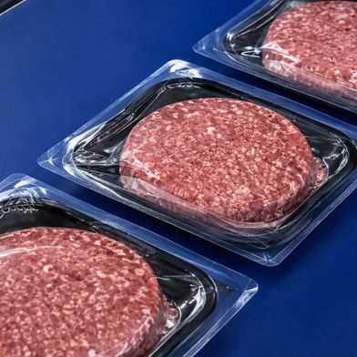In großen Fleischfabriken müssen der Restsauerstoffgehalt und die Evakuierungszeit über alle Zyklen hinweg konstant bleiben, um eine stabile Produktion zu gewährleisten (Symbolbild). (Busch GroupKI-generiert)