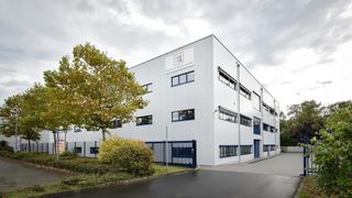 Die Veränderungen in der Antriebstechnik sieht EA Elektro-Automatik als Chance für die Zukunftssicherung. Deshalb investiert das Unternehmen am Standort Viersen in Sauberraum-Produktionssysteme und moderne Logistik. Lesen Sie mehr dazu. (EA Elektro-Automatik / A. Prömper)