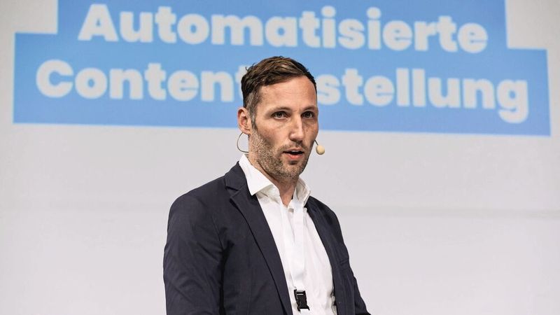 Christian Rauen von der Tölke-&-Fischer-Gruppe skizzierte, wie sein Unternehmen KI-Lösungen in Zusammenarbeit mit regionalen Dienstleistern selbst erstellt hat. (Bild: Stefan Bausewein)