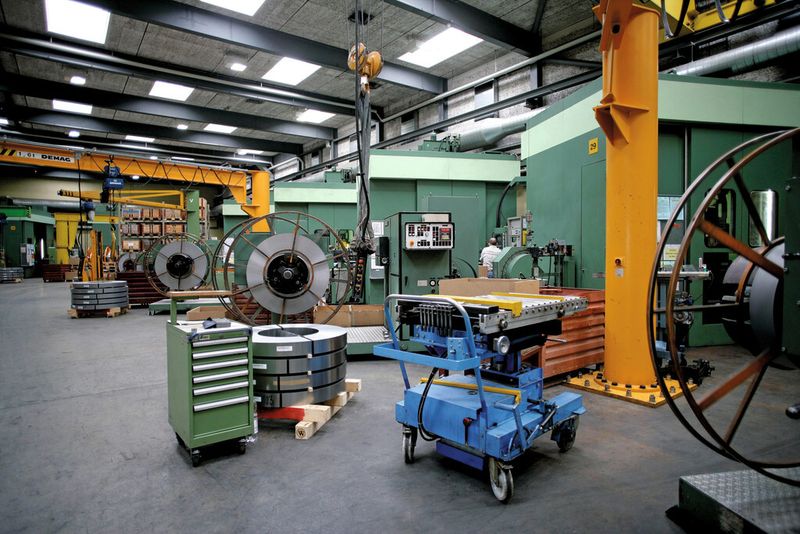 Blechverarbeitung vom Coil – auch hier werden sämtliche Materialbewegungen vom MES registriert. (Bild: MPDV)
