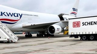 Anfang Oktober hat DB Schenker den ersten Boeing-747-400F-Frachter von Rostock abheben lassen – Zielpunkt war das indische Mumbai. (DB Schenker)