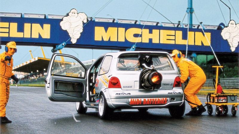Im Vorfeld des 24-Stunden-Rennens auf dem Nürburgring startete 1999 der 300 km/h schnelle Twingo-Jet-Prototyp mit Düsentriebwerk. (Bild: Renault)