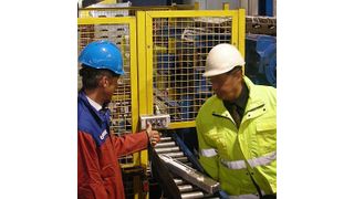 Der Gelsenkirchener Oberbürgermeister Frank Baranowski und Werkleiter Ralf Dondrup nehmen die neue Massel-Gießanlage bei Trimet Aluminium in Betrieb. Bild: Trimet Aluminium (Archiv: Vogel Business Media)