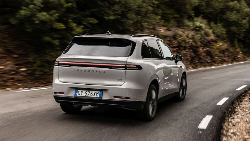 Der C10 REEV fährt immer elektrisch, der E-Motor treibt dabei die Hinterräder an. (Bild: Leapmotor)