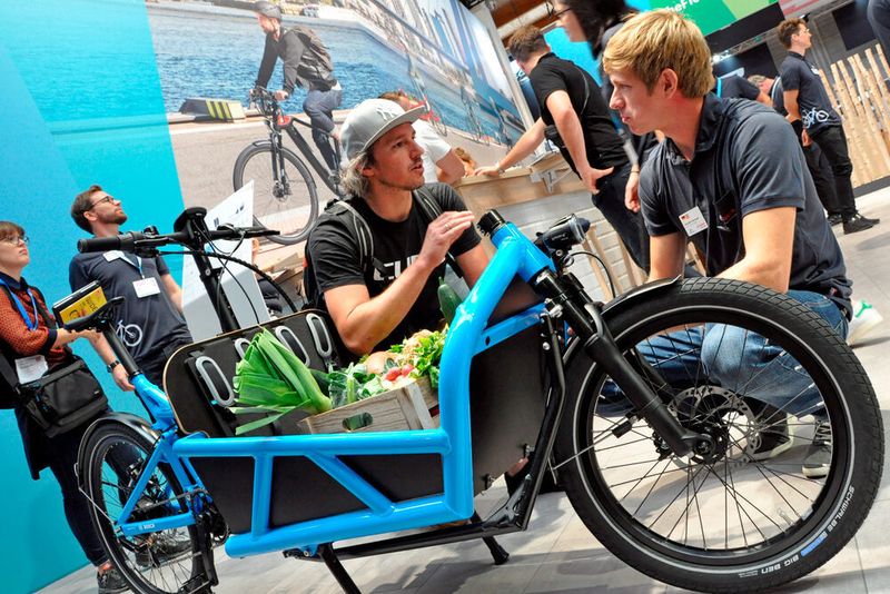 ... insbesondere bei jenen Modellen, wo ein E-Motor Fahrrad, Fahrer und Ladung mit anschiebt. (Messe Friedrichshafen)