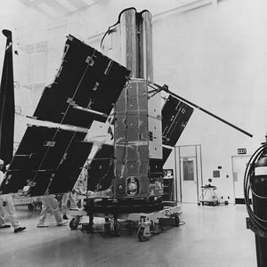 Die OAO-Satelliten waren eine Serie von vier amerikanischen Weltraumobservatorien, die zwischen 1966 und 1972 von der NASA gestartet wurden und die ersten hochwertigen Beobachtungen vieler Objekte im ultravioletten Licht lieferten. Obwohl zwei OAO-Missionen scheiterten, schärfte der Erfolg der beiden anderen das Bewusstsein der astronomischen Gemeinschaft für die Vorteile weltraumgestützter Beobachtungen und führte zur Initiierung des Hubble-Weltraumteleskops.  Übersetzt mit DeepL.com (kostenlose Version)(Bild:   / CC0)