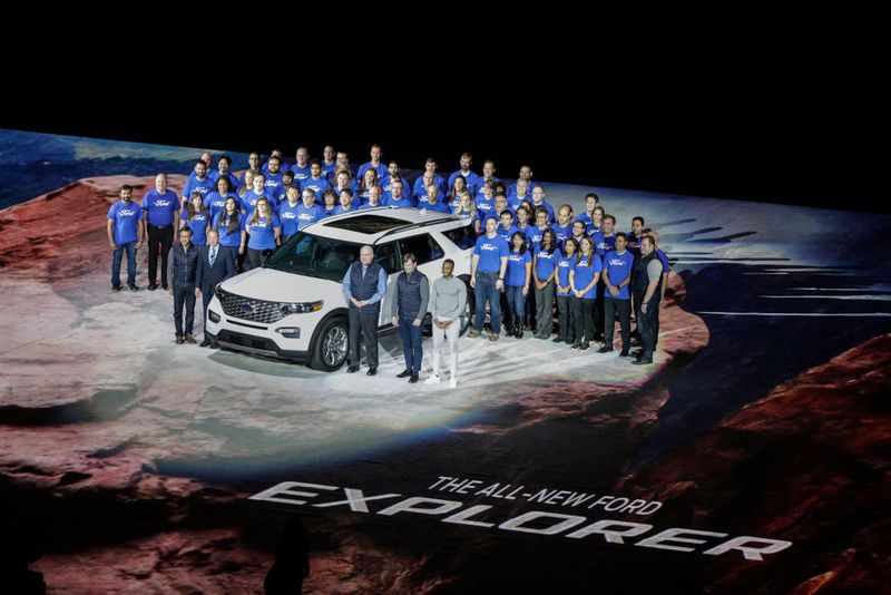 Einen entsprechend großen Bahnhof erhielt der neue Ford Explorer. (Grundhoff/Pressinform)