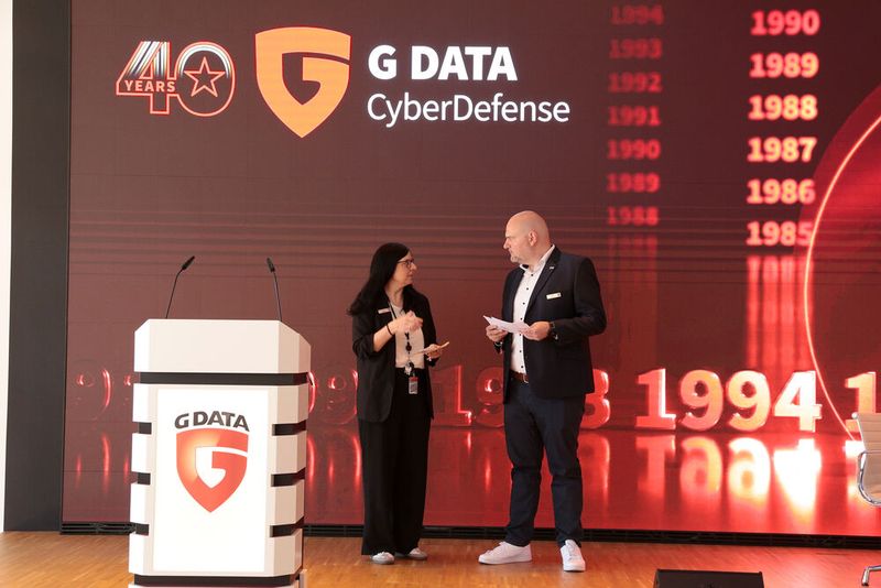 Vera Haake und Matthias Koll moderierten den Festakt mit viel Charme. (Bild: G Data)