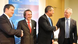 Begrüßen zwei weitere Partner an Bord der SmartWire-DT-Technologie (v.l.n.r.): Craig McDonnell, Leiter der Business Unit Eaton Automation, Hans-Jürgen Hilscher, Geschäftsführer Hilscher GmbH, sowie Richard Boulter, Senior Vice President Industrial Control Division Eaton Industries, und Frank Wöhner, geschäftsführender Gesellschafter, Wöhner.  Bild: elektrotechnik (Archiv: Vogel Business Media)
