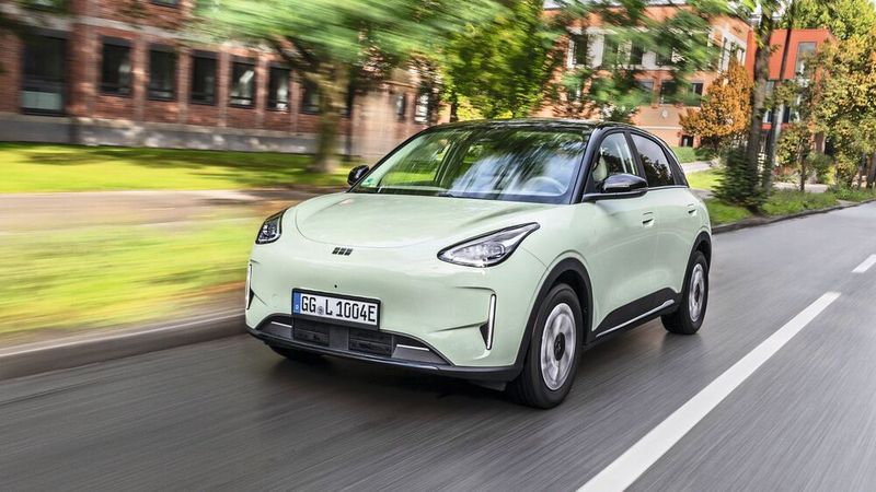 Geely E2: Der 85 kW/115 PS starke Geely E2 ist ein vollelektrische Kleinwagen in der Polo-Klasse, der preislich knapp unter 20.000 Euro startet. Das gut 4,1 Meter lange Modell bietet fünf  Sitzplätze, 375 Liter Kofferraumvolumen, bis zu 1.320 Liter Stauraum bei umgeklappter Rückbank sowie einen zusätzlichen 70-Liter-Frunk. Erhältlich ist das Modell wahlweise mit 35-kWh- oder 47,14-kWh-Batteriekapazität. Der große Akku hat eine WLTP-Reichweite von maximal 345 Kilometern. Bei einer maximalen DC-Ladeleistung von 80 kW benötigt die Batterie 19 Minuten, um sich von 30 auf 80 Prozent aufzuladen. (Bild: www.weigl.biz)