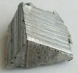 Erbium ist ein seltenes Metall , das in der Natur nicht in reiner Form, sondern vor allem in dem Mineral Monazit vorkommt. Erbium-dotierte Lichtwellenleiter werden für optische Verstärker verwendet, die in der Lage sind, ein Lichtsignal zu verstärken, ohne es zuvor in ein elektrisches Signal zu wandeln. Erbium wird neben anderen Selten-Erd-Elementen wie Neodym oder Holmium zur Dotierung von Laserkristallen in Festkörperlasern der Humanmedizin eingesetzt. (Bild: Erbium-crop / Tomihahndorf / CC BY-SA 3.0)