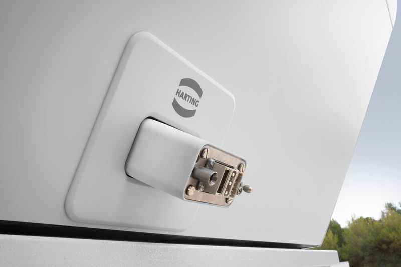 Die Schweizer Automobilschmiede Rinspeed präsentiert ihr neues Konzeptfahrzeug „metroSNAP“ auf der Consumer Electronics Show (CES) in Las Vegas. Dabei setzt die Rinspeed AG erneut auf Harting-Technologie. Dieses Mal liefert die Technologiegruppe eine speziell designte Schnittstelle, die das Fahrzeug mit Power, Data und Signal versorgt. Ob Personentransport oder Güterlogistik – „metroSNAP“ ist vielseitig einsetzbar. Das Modul von Harting unterstützt den Fahrer dabei, das Fahrzeug für die unterschiedlichsten Aufgaben schnell und flexibel einzusetzen. Der metroSNAP besteht aus zwei Elementen: dem fahrenden Skateboard als optimiertes Elektromobil und dem Pod, der flexibel für unterschiedliche Aufgaben gewechselt werden kann. Sobald Pod und Skateboard sicher verbunden sind, erfolgt automatisch die Konnektivitätsverbindung zwischen beiden Elementen. Unter Berücksichtigung der besonderen Anforderungen an eine maschinelle Steckung fließen dann Power, Signal und Daten.  (Dingo Photo)