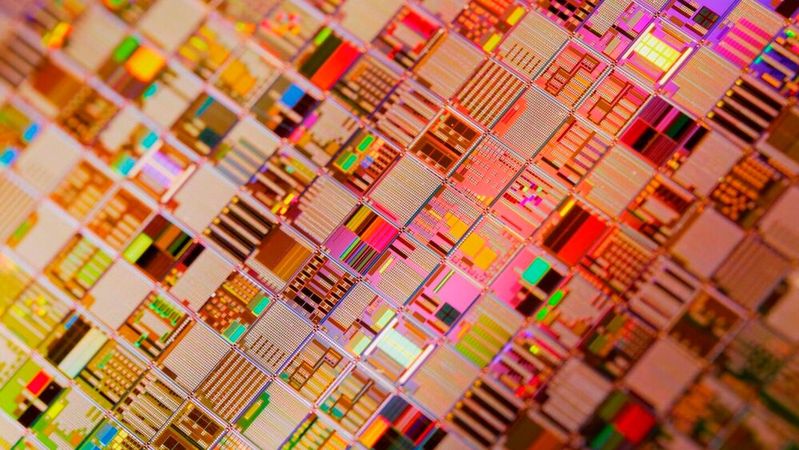 Richtungswechsel: Wie die Abkehr von PFAS in der Halbleiterfertigung und der Schritt in eine nachhaltige Chipherstellung gelingen kann, zeigt die trinationale Zusammenarbeit zwischen dem Fraunhofer ENAS, dem Paul Scherrer Institut PSI und Memsstar Limited, die auf die umweltverträgliche Gas-MacEtch-Technologie setzen(Bild:  andreyarmyagov/Canva)