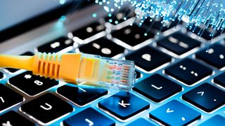 Die Anforderungen an Downloadgeschwindigekiten variieren zwischen unterschiedlichen Haushalten, wie die Verbraucherzentrale auf ihrer Website erklärt (© Proxima Studio – Getty Images via Canva.com)