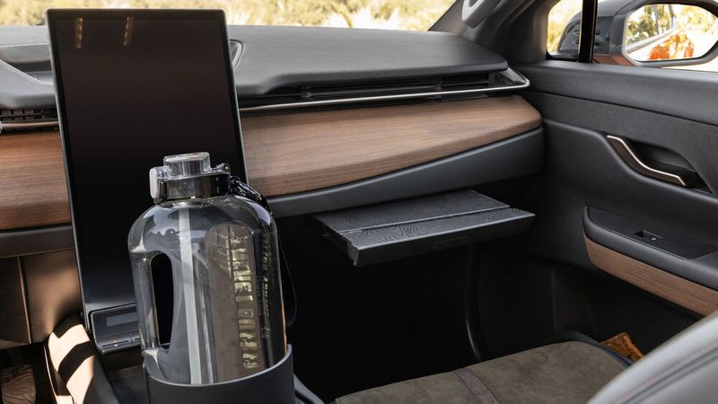 Vorne bietet der Alaska Getränkehalter und Touchscreen im XL-Format. (Bild: Fisker)