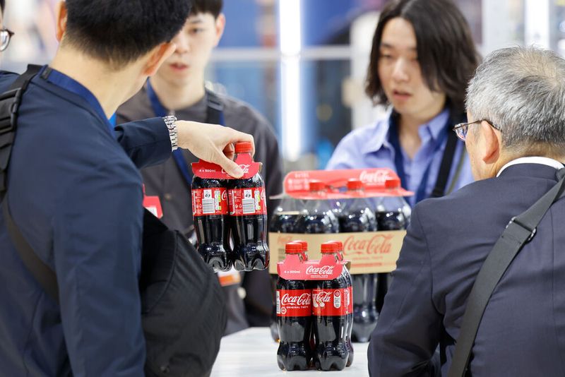 Zur interpack hat KHS seine Innopack Kisters Advanced-Baureihe um eine besonders nachhaltige Verpackungsoption ergänzt. Ab sofort lassen sich PET-Flaschen zusätzlich mit dem ressourcenschonenden Kartontragegriff BottleClip zu stabilen Gebinden zusammenfügen. Dabei stehen Anwendern flexible Formatgrößen aus zwei, vier, sechs oder acht Flaschen bis hin zu Variety Packs zur Auswahl. Bis zu 4.800 Gebinde lassen sich mit der alternativen Kartontragegriff-Variante verarbeiten.  (Bild: Messe Düsseldorf / Tillmann)
