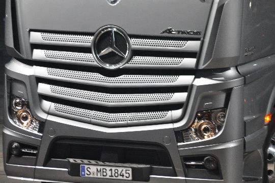 Am Actros ist alles neu: Kühlergrill, Interieur, Motor, Fahrerkabine, Chassis – die Liste umfasst das komplette Fahrzeug. (Archiv: Vogel Business Media)