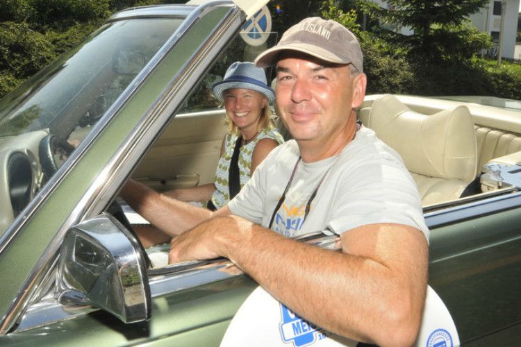 Frischluft-Fans: Silvia Rogler (Kfz-Innung München-Oberbayern) und Dirk Weinzierl (Kfz-Gewerbe Bayern) genossen die Fahrt im Mercedes 350 SL V8 (Baujahr 1972). (Foto: Zietz)