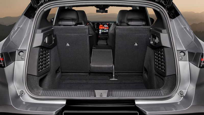 Der Kofferraum fällt üppig aus. (Bild: Mitsubishi)