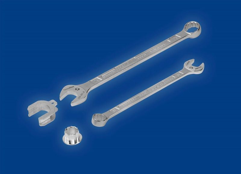 Bacher nutzt die speziellen Schonaufsätze für Maulschlüssel von Kipp, sodass auch im Rahmen der Montage keine Kontamination mit einem fremden Werkstoff erfolgen kann. (HEINRICH KIPP WERK GmbH)