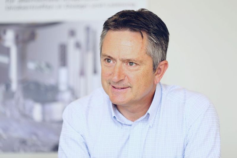 «In der Schweiz treten wir in erster Linie als Werkzeughändler u. a. von OSG, M. A. Ford, Kyocera und Denitool auf. Im Ausland ist es genau umgekehrt, dort treten wir nahezu ausschliesslich als Spannmittelhersteller auf und weniger als Werkzeughändler, obwohl sich das durch die Zusammenarbeit mit OSG speziell in Süddeutschland ändern wird». Urs Zumsteg, Geschäftsführer der Vischer & Bolli AG (Matthias Böhm)