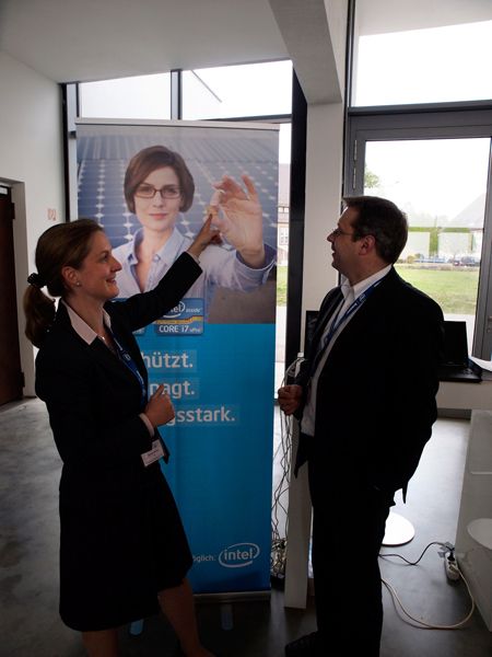 Stefanie Döhler (Intel) zeigt den Unterschied. (Archiv: Vogel Business Media)