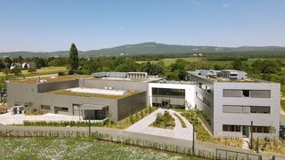 Da geht`s hin! Das ist das neue Panacol-Gebäude in Steinbach bei Frankfurt am Main, das der Klebstoffspezialist jetzt bezieht. Mit der doppelten Büro-, Labor- und Produktionsfläche untersützt man nun das eigene Wachstum. (Panacol)