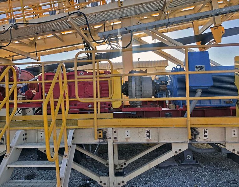 Die Antriebseinheit einer Förderbandanlage im Bergbau. Das Industriegetriebe, die Hydraulikkupplung und der Mittelspannungsmotor sind gemeinsam auf einer Schwinge montiert.  (Bild: SEW)
