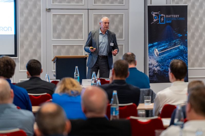 Henry Claussnitzer von Omron Industrial Automation Europe, ging auf flexible Demontagekonzepte für Batterien ein. (Bild: Dominik Böhm - Fotokumpel)