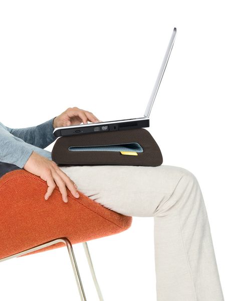 Das Cush Top dient als ergonomische Unterlage für ein Notebook… (Archiv: Vogel Business Media)