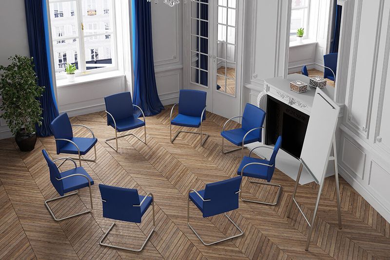 Die Selbsthilfegruppe „HTML-Sonderzeichen-Probleme“ trifft sich heute im gro&szlig ;en Saal. (Bild: Robert Kneschke - stock.adobe.com)