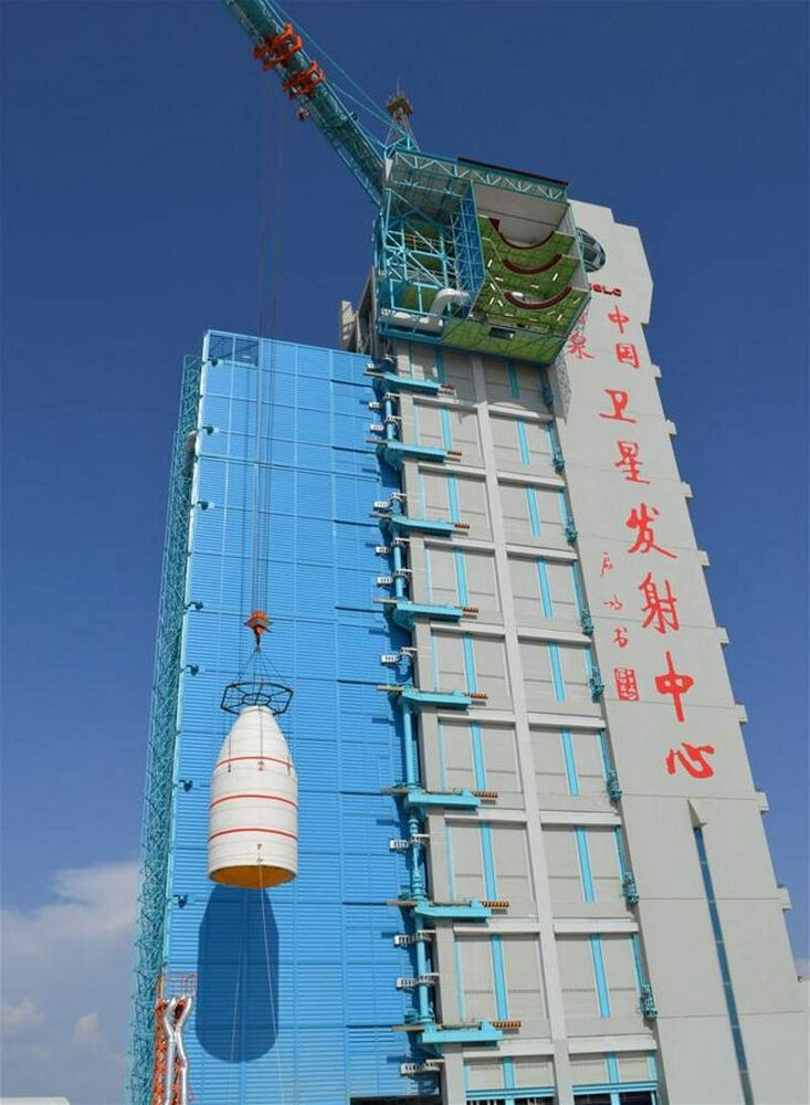 Der „Micius“-Satellit in seiner Verkleidung, die zur Installation auf der Rakete angehoben wird.