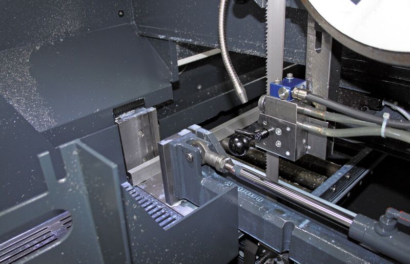 Bild 3: Doppelspannstock-Einrichtung zum beidseitig vom Sägeband zu spannenden Werkstück bzw. Materialstabs. (Bild: Kasto Maschinenbau)