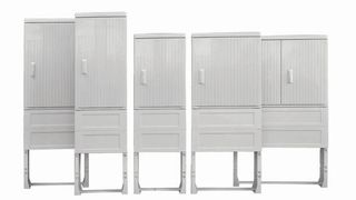 Verteilersäulen aus Glasfaser verstärktem Polyester für den Outdoorbereich mit durchgehenden Seitenteilen. (Bild: Uesa)