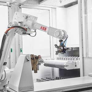 Der neue Flexloader von ABB bringe den Vorteil, dass man dem System die Modalitäten für das Handling neuer Bauteile schnell beibringen könne. Der Hersteller spricht von wenigen Minuten.
