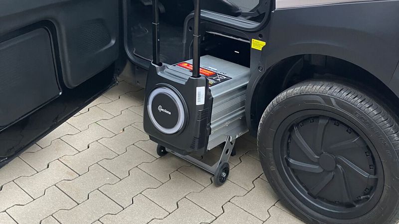 Die Batterie des Silence S04 Nanocars ist herausnehmbar und lässt sich wie ein Trolley zu einer Haushaltssteckdose ziehen. (Bild: Doris S. Pfaff)