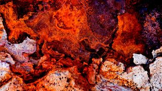 Von Sonnenenergie zu Wasserstoff: auf Grundlage einer speziellen Eisenlegierung könnte es künftig möglich sein, Sauerstoff beliebig oft zu oxydieren und zu reduzieren. Wasserstoff wird dabei gewonnen bzw. durch grünen Strom erzeugt. (Bild: Gelpi - stock.adobe.com)