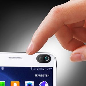 In immer mehr Freibädern ist das Fotografieren mittlerweile verboten. Damit Sie Ihr Smartphone nicht abgeben müssen oder in Versuchung kommen, gibt es die Spyslide Webcam-Abdeckung. Sie ist nur 0,59 Millimeter dünn und trägt damit nicht auf. Bei www.proidee.de gibt es die Abdeckungen im 3er-Set für 19,95 Euro.