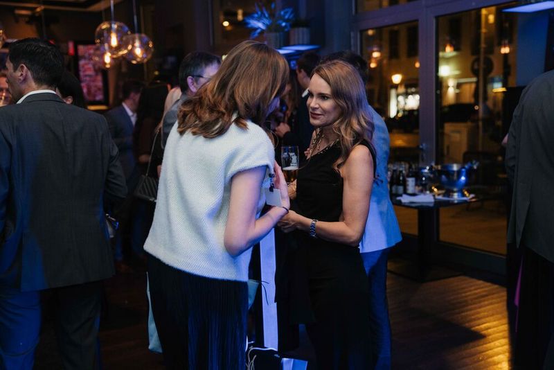 Stefanie Stadlberger von Barracuda Networks (r.) im Gespräch mit Vera Nikolic von Vogel IT-Medien. (Bild: Manuel Emme Fotografie)