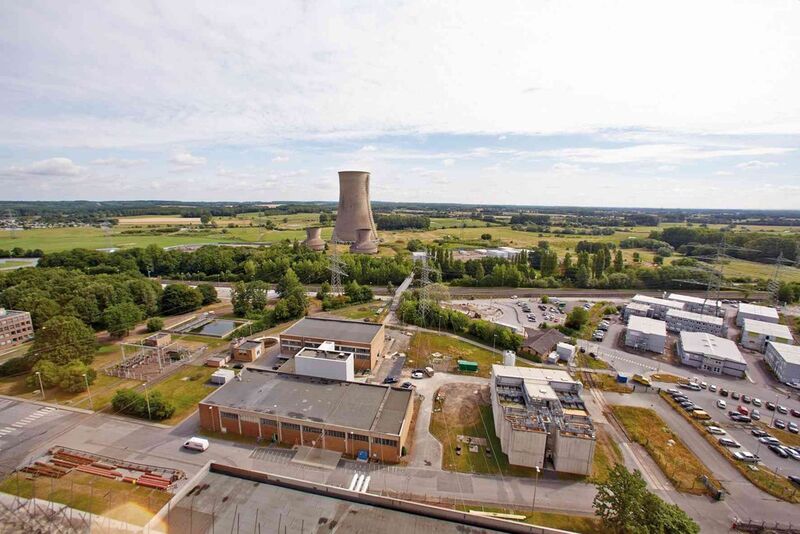 Die Funkverbindung erstreckt sich vom Gebäude des Kraftwerks bis zum Fluss Lippe, der sich hinter dem Kühlturm erstreckt. (Bild: Phoenix Contact)