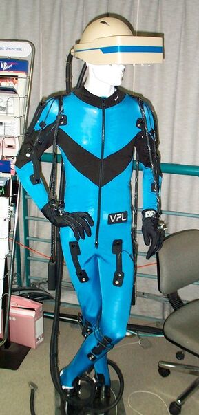 In den 1980er-Jahren entwickelte die Firma VPL Research einen kompletten VR-Anzug, der die Bewegung aller Körperteile erfassen konnte. (Wikipedie (gemeinfrei))