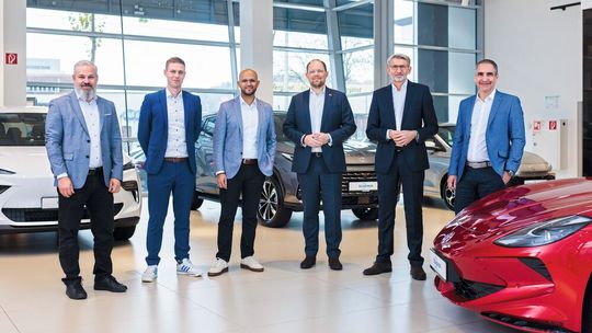 Großer Bahnhof für ein neues Fabrikat: (v.l.) Dominik Giovanelli (Geschäftsführer Saarbrücken), Jan Lake (Regionalverkaufsleiter MG), Ben Kunz (Geschäftsführer Kastellaun), die MG-Händlernetzentwickler Axel Blazejak  und Karsten Dornheim sowie Christian Scherer, Geschäftsführender Gesellschafter Scherer-Gruppe.(Bild:  Stefan Veres / Scherer)