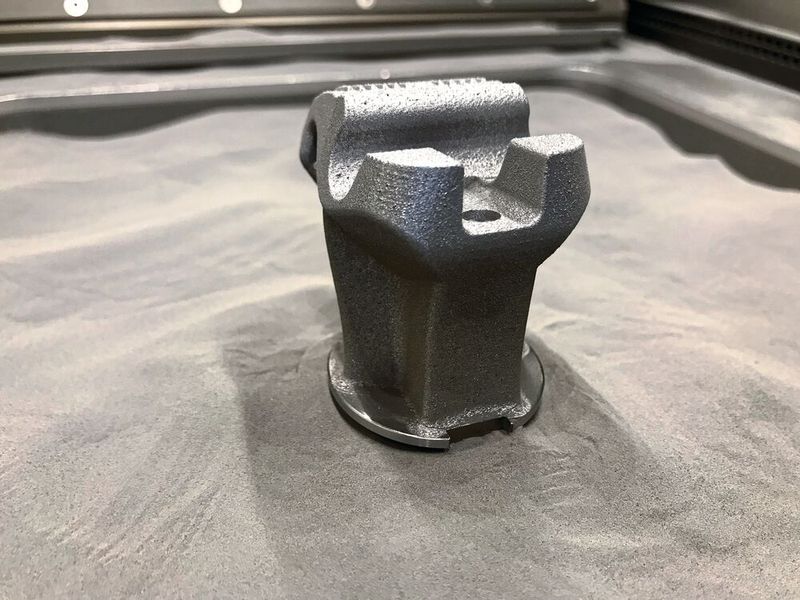 Burgmaier hat per Hybridbau ein Hochdruck-Werkzeug für ZCC Cutting Tools gefertigt. Dabei wurde auf einen konventionell hergestellten Grundkörper der Aufbau per SLM-Verfahren ergänzt. (Bild: Burgmaier)
